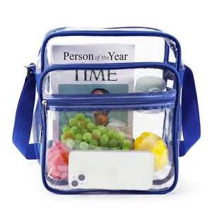 Sac bandoulière transparent en PVC avec bordure bleue montrant la capacité de rangement