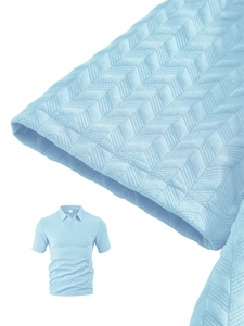 Gros plan sur un polo homme bleu clair avec texture en maille jacquard respirante