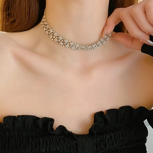 Vue macro détaillée d'un collier ras du cou argenté multicouche orné de strass brillants