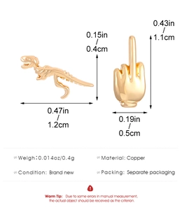 Vista detallada de pendientes de dinosaurio dorados pequeños con medidas precisas