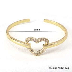 Dettaglio del bracciale a cuore dorato con diametro interno di 60mm e peso di circa 12g