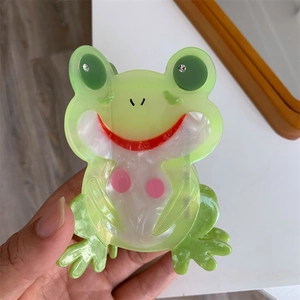 Detail der grünen Frosch-Haarklammer aus Acetat mit Strass-Augen und Perlglanz-Effekt