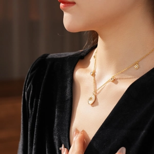 Dettaglio della collana placcata oro 18K con ciondolo ovale in madreperla e stella