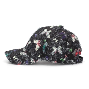 Detail einer Butterfly-Baseballkappe mit Used-Look in Schwarz und ausgefransten Kanten