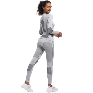 Détail de l'ensemble de yoga gris sans couture à haute élasticité et coutures design
