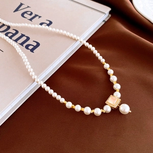 Vue détaillée du collier de perles plaqué or 18k avec pendentif vintage et perle tombante