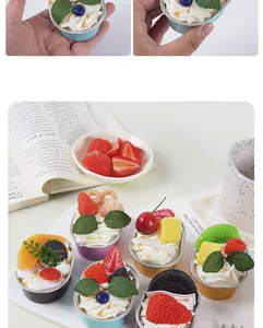 Gros plan de cupcakes artificiels réalistes avec garnitures de fruits en caissettes