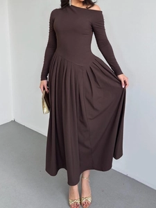 Robe longue élégante marron à une épaule avec manches longues et jupe plissée