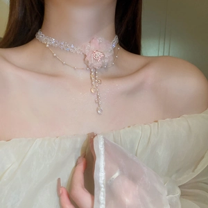 Detail der rosa Blumen-Halskette mit Perlen, Kristallen und perlenbesetztem Spitzendesign