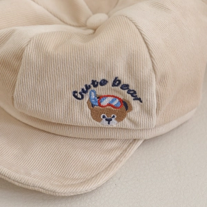 Berretto in velluto a coste per bambini con ricamo orso in morbido cotone beige