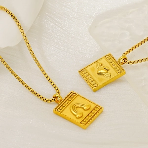 Colliers en acier doré avec pendentifs rectangulaires arc-en-ciel et cœur ailé