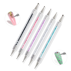 Macro-opname van dubbelzijdige nail art pennen met dotting tools en fijne lijntjes penselen