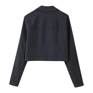 Detail der dunklen strukturierten Kurzjacke Rückansicht mit feinem Twill und Nähten