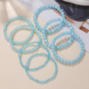 Detailansicht böhmischer facettierter blauer Kristallperlen im 7-teiligen Armband-Set