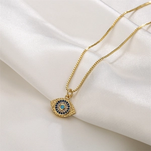 Collana dorata con ciondolo a forma di occhio in zirconi blu e bianchi su seta