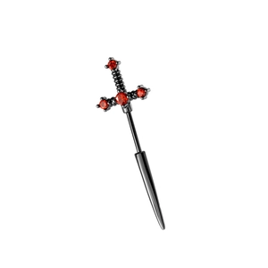 Boucle d'oreille épée gothique en métal noir avec zircons rouges sur fond blanc