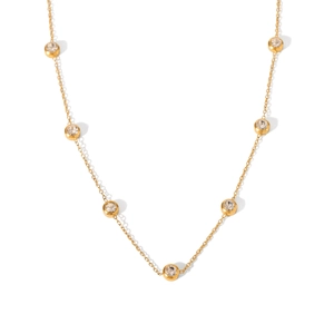 Détail du collier plaqué or 18 carats avec neuf pierres de zircon rondes espacées