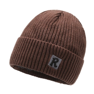 Winter men's brown rib-knit beanie with R-letter patch and warm fleece lining