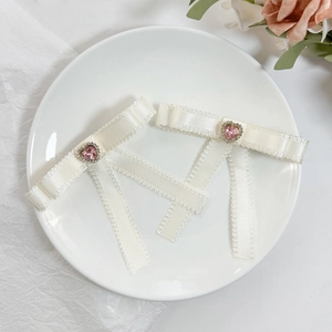 Barrettes à nœuds en ruban crème avec strass cœur rose et bordures en dentelle