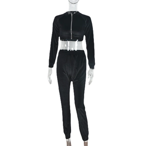 Completo sportivo da donna in velluto nero con giacca corta a zip e pantaloni sportivi