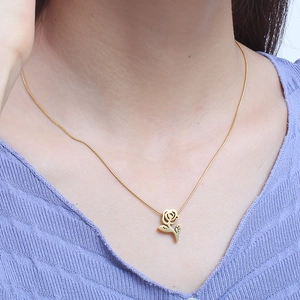 Elegante goldene Rosen-Halskette für Damen, getragen von einem Modell in Nahaufnahme