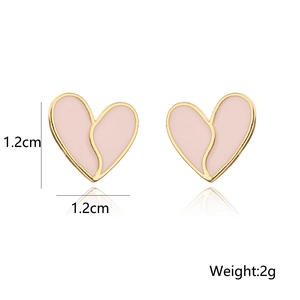 Dettaglio orecchini a cuore in smalto rosa da 1,2 cm in rame placcato oro 18 carati, 2g