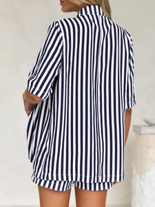 Vue arrière d'un ensemble chemise et short à rayures bleu marine et blanc pour femmes