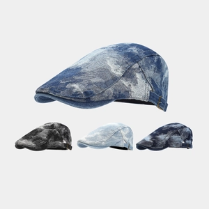 Set aus gewaschenen Denim-Baskenmützen im Retro-Stil mit Batikmuster und Metallschnalle