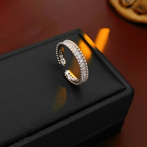 Détail d'une bague en argent sertie de zircons avec bord perlé sur boîte en cuir noir