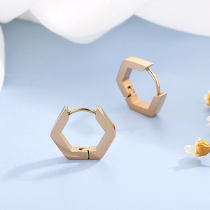 Boucles d'oreilles créoles hexagonales géométriques minimalistes en or poli au design moderne
