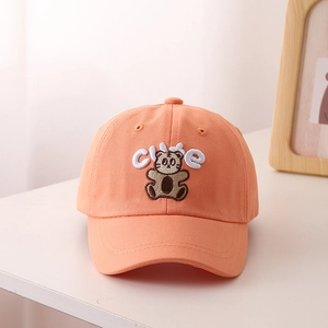 Dettaglio del cappellino da baseball arancione per bambini con ricamo di orso e testo