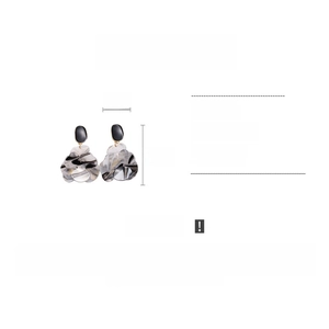 Dimensions des boucles d'oreilles fleur en résine montrant 6,2 cm de haut et texture marbre