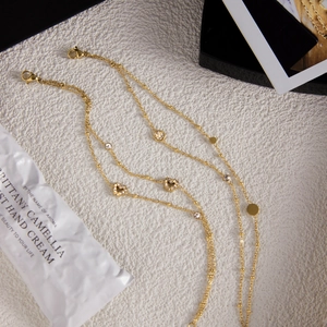 Elegante bracciale a doppio strato in acciaio inossidabile dorato con cuori strass