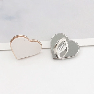 Détails d'accessoires de bijoux en forme de cœur en métal doré et argenté avec adhésif