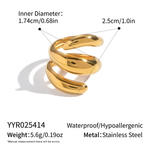 Dettaglio dell'anello a spirale in acciaio placcato oro 18K con misure e peso inclusi