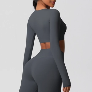Détails du haut court à manches longues gris foncé et du pantalon de yoga taille haute