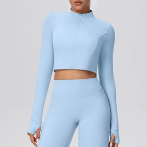 Detail der hellblauen Yoga-Jacke mit Daumenlöchern und nahtlosem Reißverschluss-Design