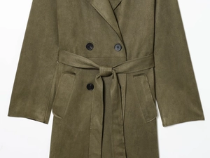 Detalle de gabardina de ante con doble botonadura y cinturón en verde militar