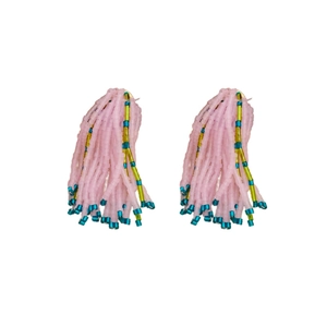 Boucles d'oreilles pendantes en perles roses avec détails dorés et bleus sur fond blanc