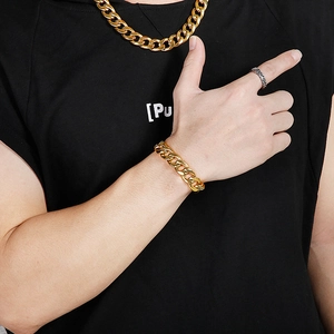 Detailansicht der polierten goldenen Gliederkette und des passenden Armbands am Model