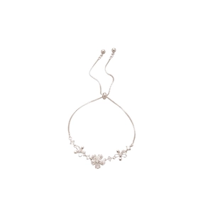 Bracelet à fleurs en zircon étincelant avec boucle coulissante sur un fond blanc pur