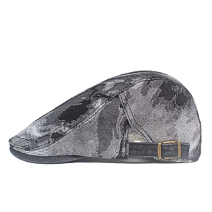 Dettaglio del berretto in denim jacquard grigio con fibbia in ottone regolabile