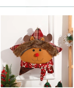 Détail d'un ornement en peluche de renne en forme d'étoile avec chapeau à carreaux fete