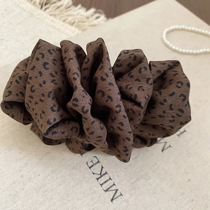 Gros plan détaillé du chouchou à imprimé léopard marron avec texture en tissu doux