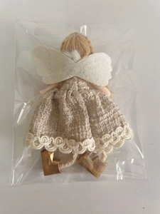 Détail de l'ornement d'ange de Noël fait main en sachet montrant les ailes et la robe