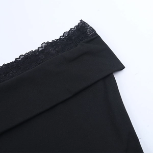 Détail du haut noir avec bordure en dentelle délicate et texture de tricot finie