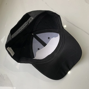 Vista interior detallada de una gorra de béisbol negra de algodón con etiqueta