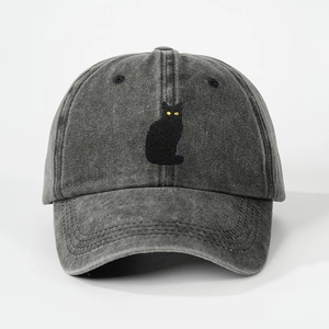 Dettaglio del berretto da baseball in cotone lavato con ricamo di gatto nero centrale