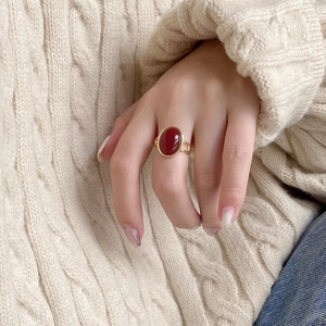 Dettaglio di un anello in argento 925 vintage con agata rossa e fascia placcata oro