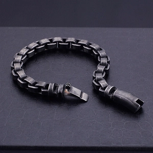 Bracelet pour homme style industriel en acier rétro sur fond de cuir noir texturé